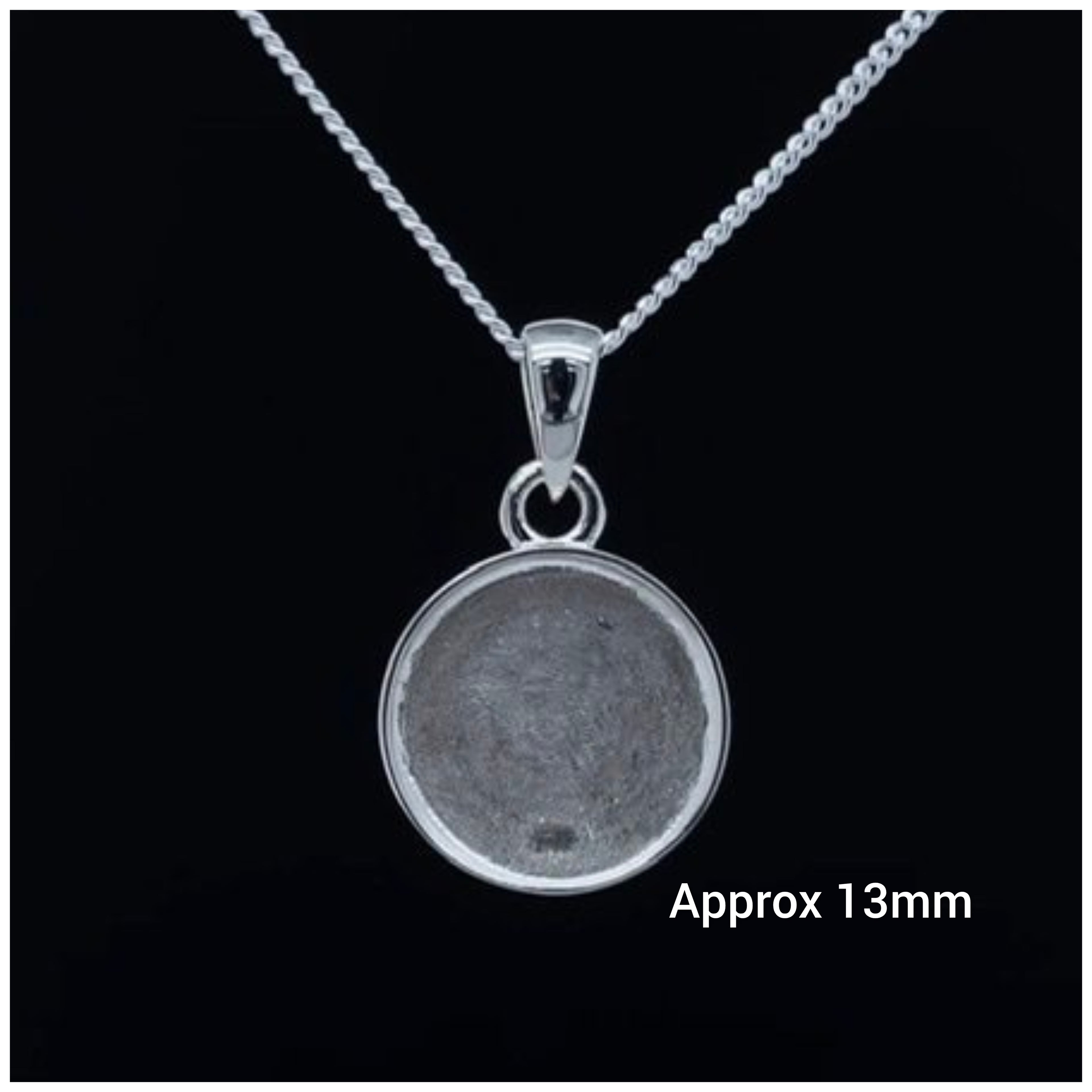 Simple round pendant