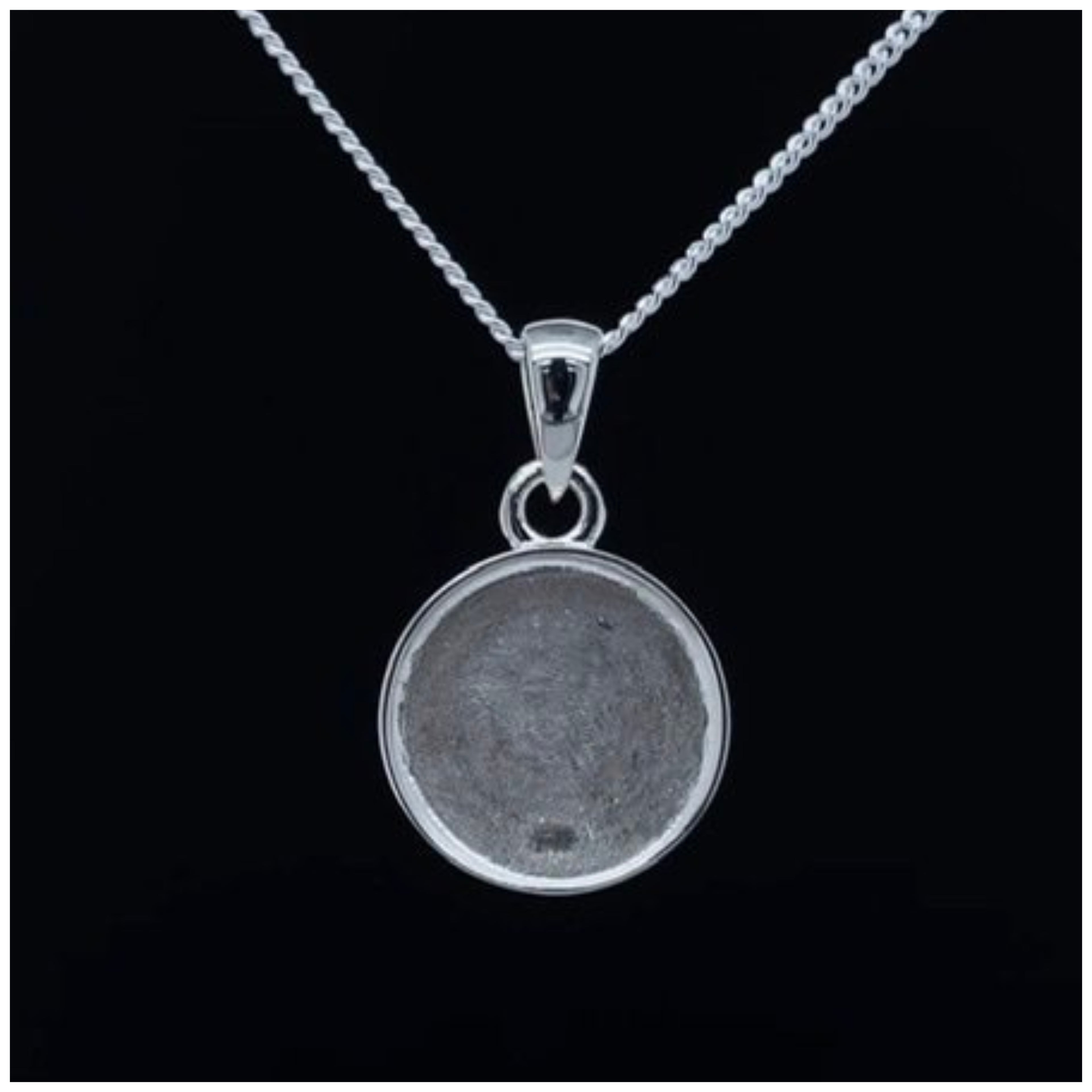 Simple round pendant