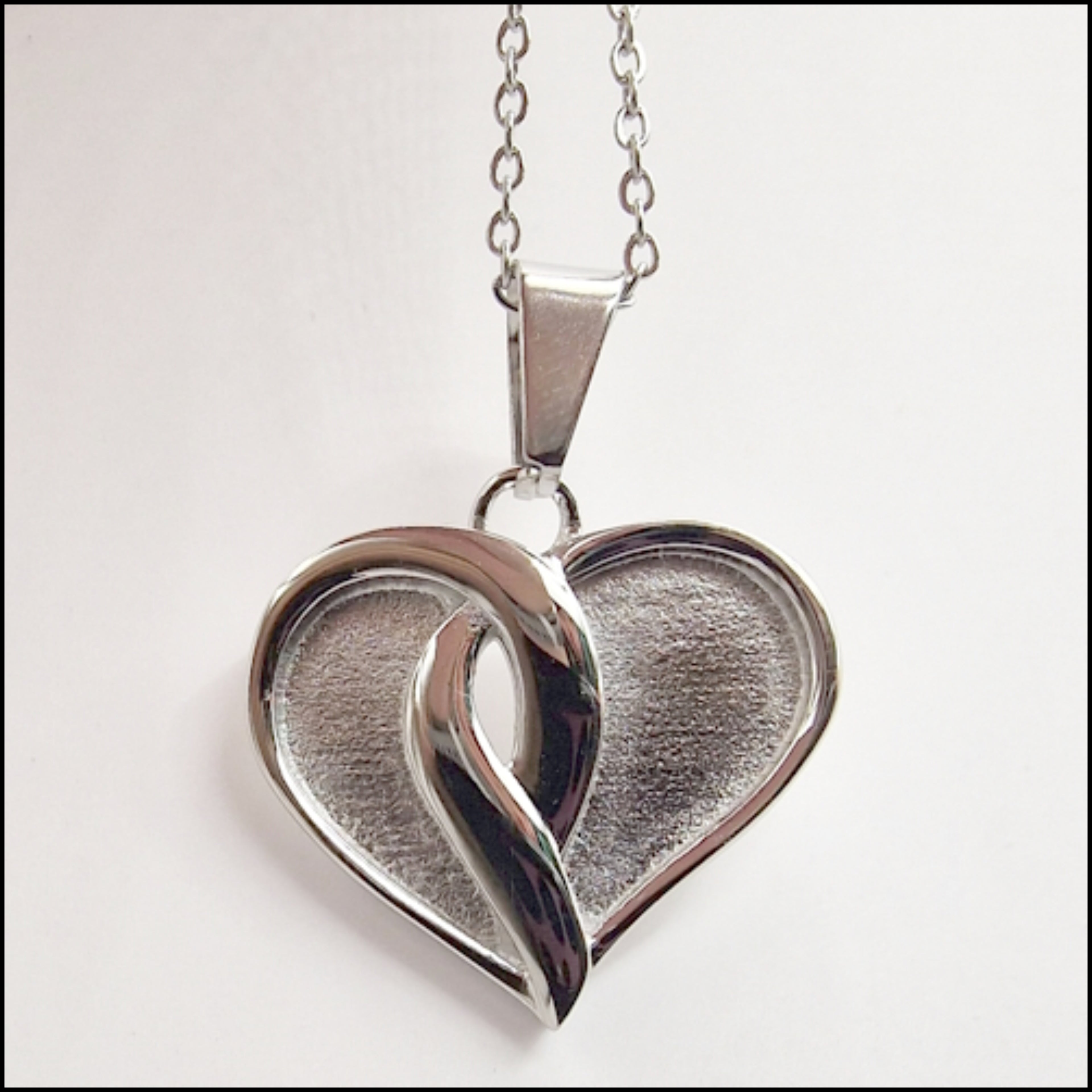 Crossover heart pendant
