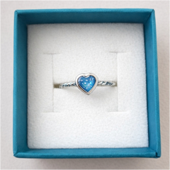 Twist style band heart ring