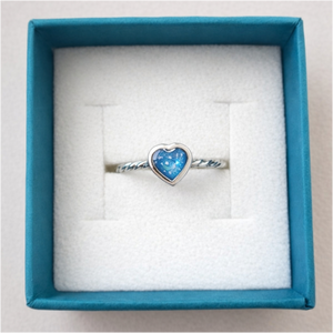 Twist style band heart ring