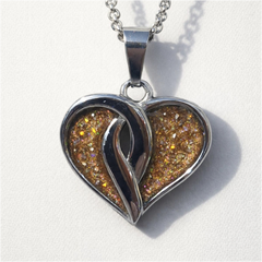 Crossover heart pendant