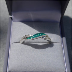 Forever linked single inlay ring