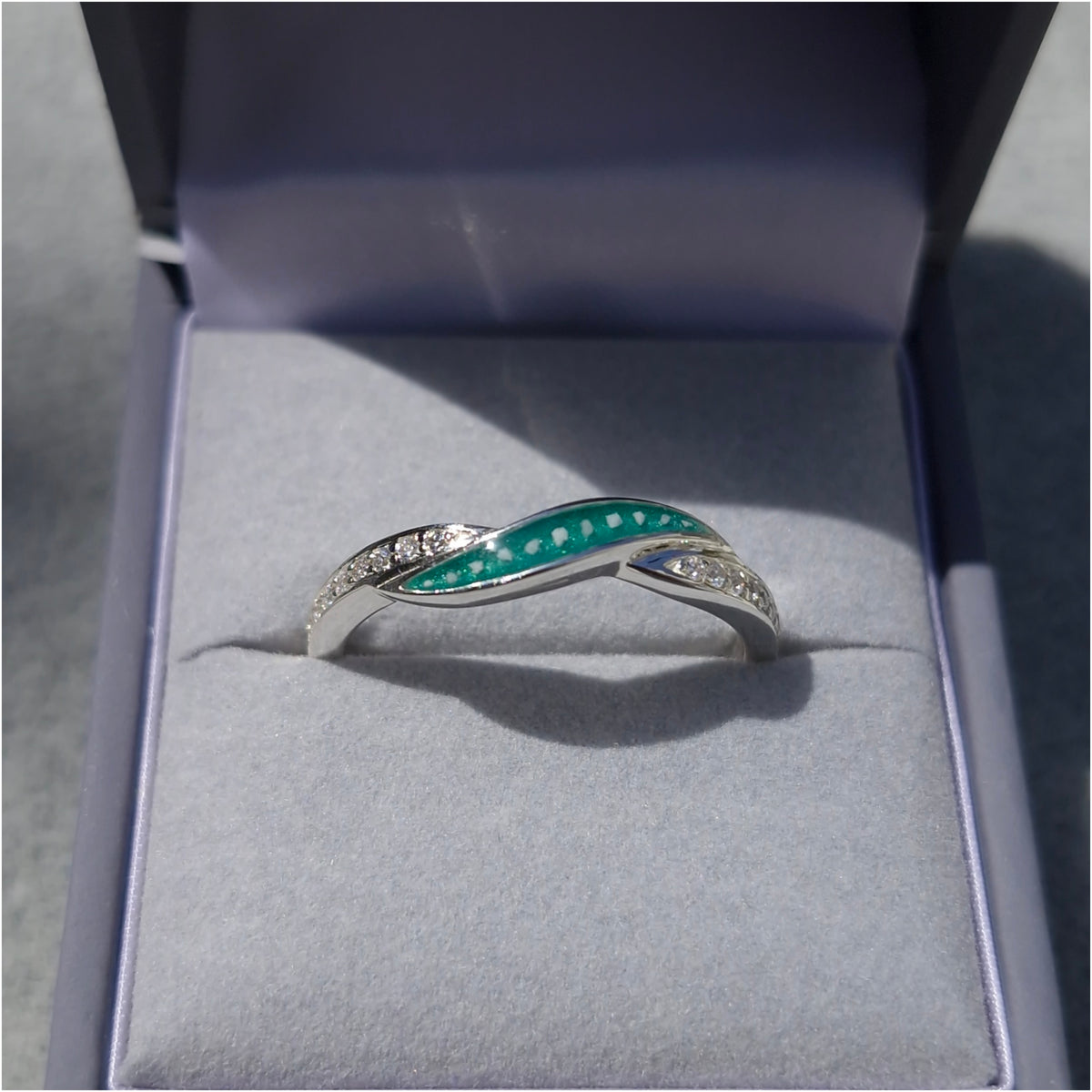 Forever linked single inlay ring