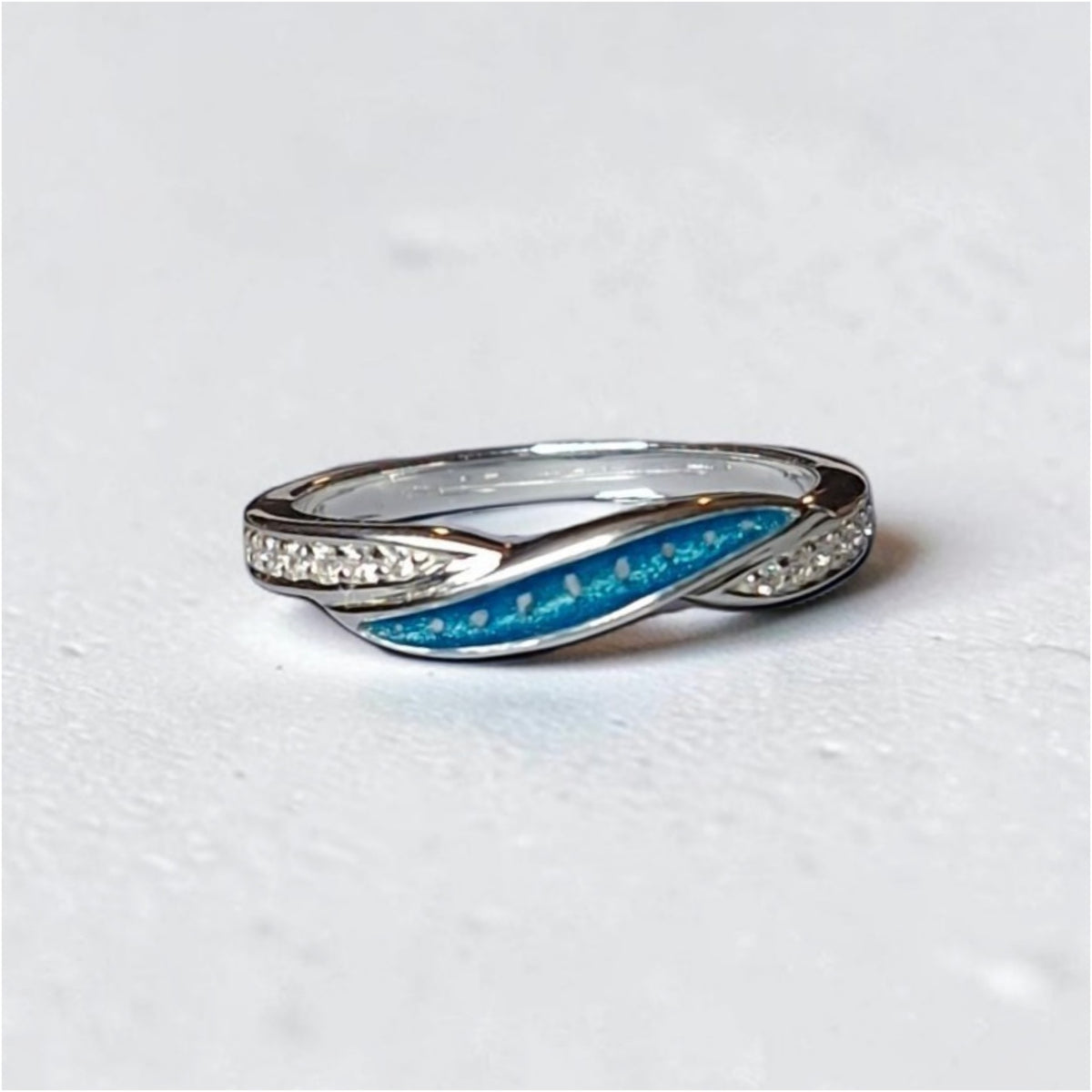 Forever linked single inlay ring