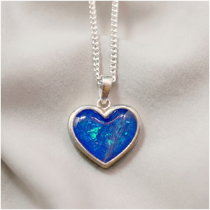 Thick trim heart pendant