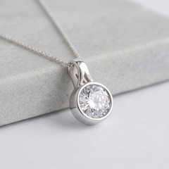 Secretly set Round pendant