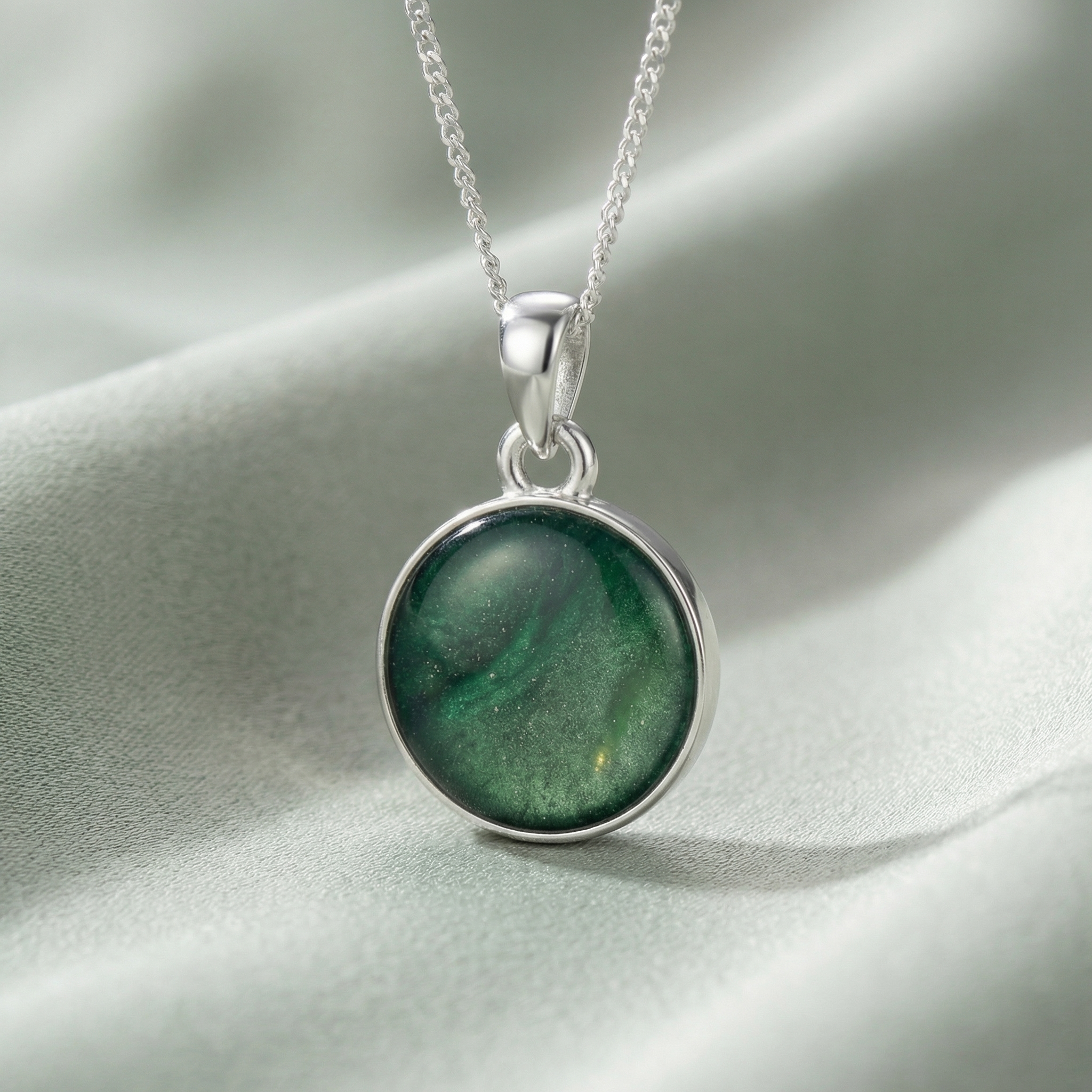 Simple round pendant