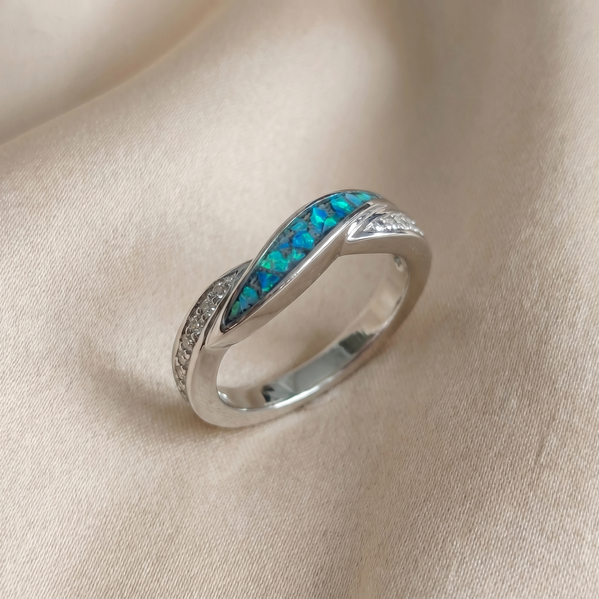 Forever linked single inlay ring