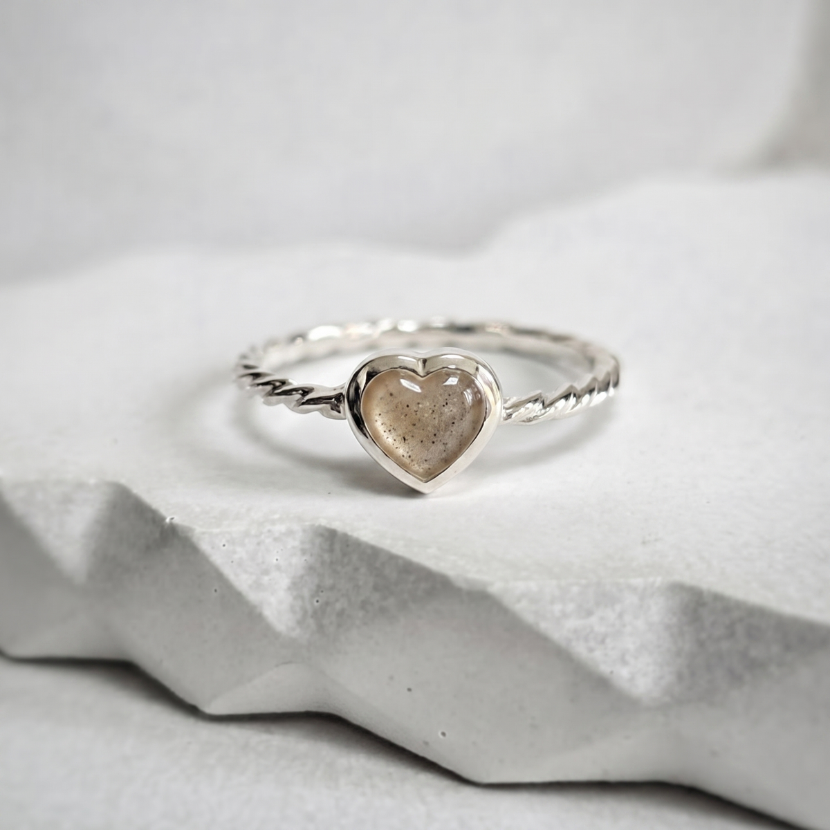 Twist style band heart ring