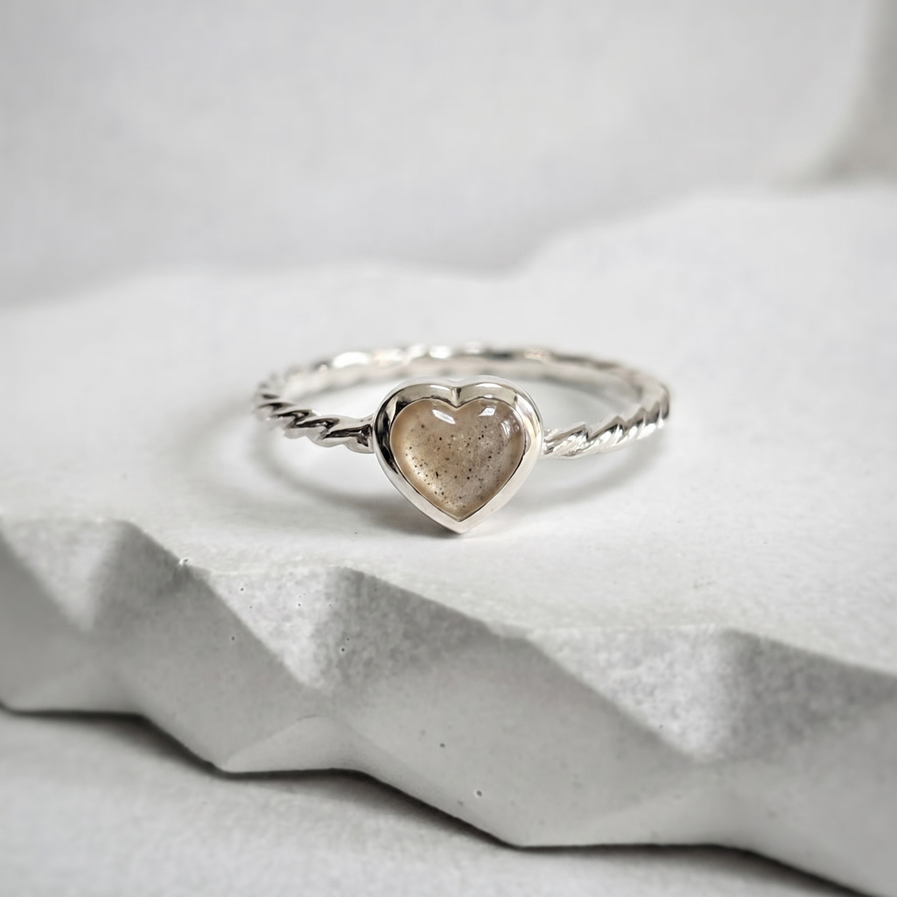 Twist style band heart ring