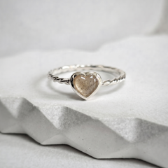 Twist style band heart ring