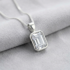 Secretly set Emerald pendant