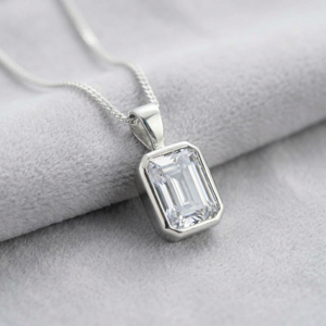 Secretly set Emerald pendant