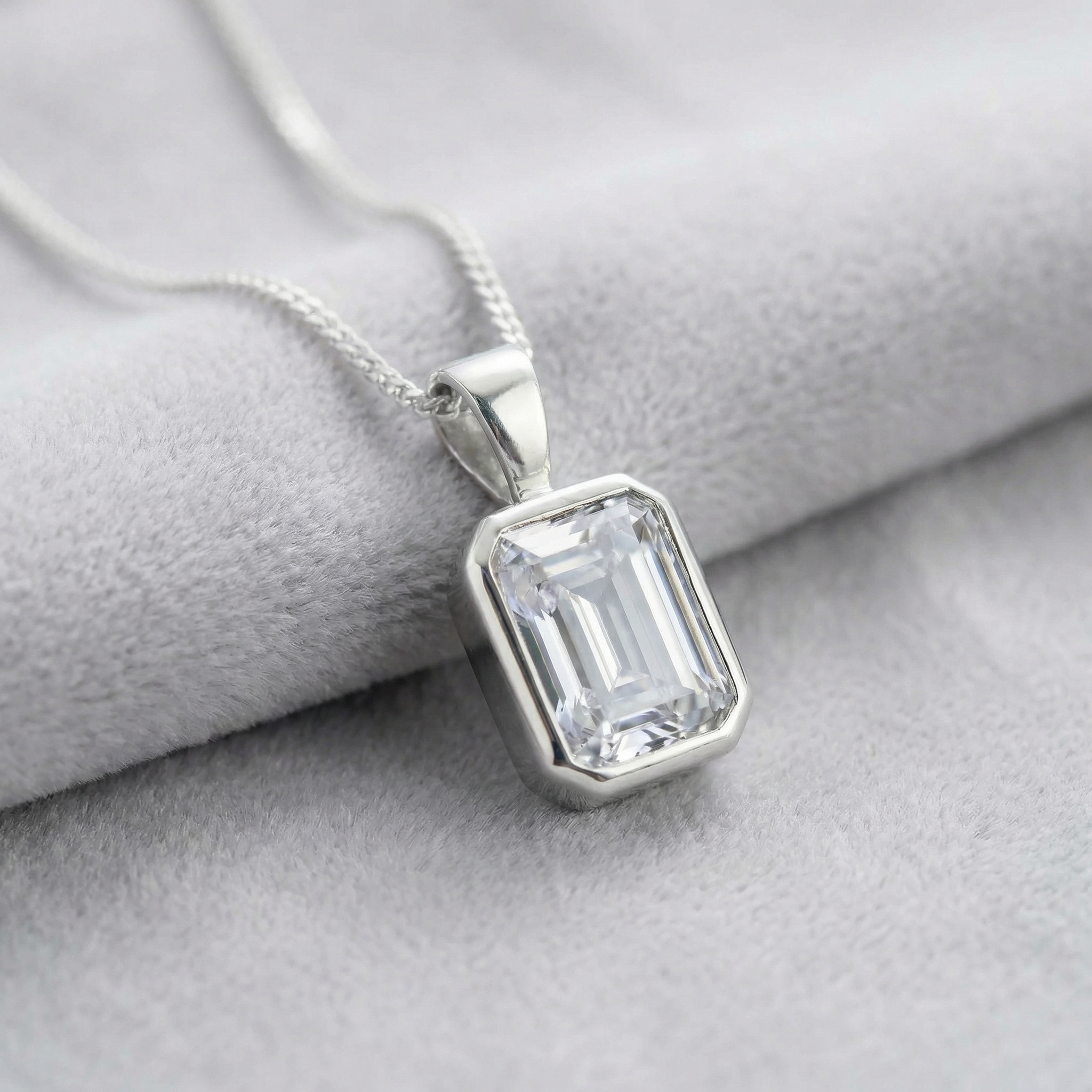 Secretly set Emerald pendant